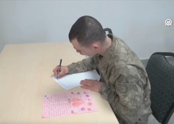 Hakkari'deki Mehmetçik, Ankara'daki ilkokul öğrencilerinin mektuplarını cevapsız bırakmadı