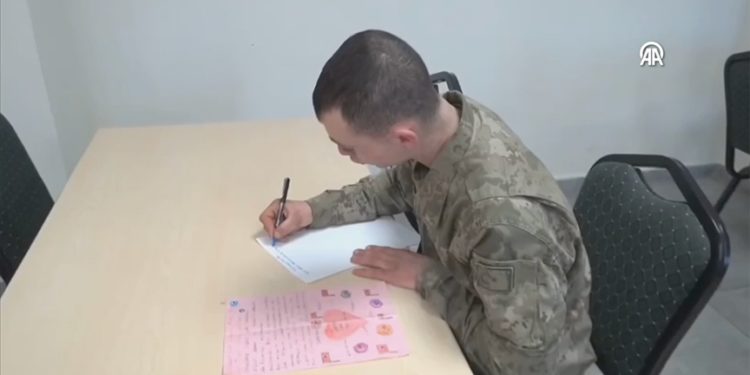 Hakkari'deki Mehmetçik, Ankara'daki ilkokul öğrencilerinin mektuplarını cevapsız bırakmadı