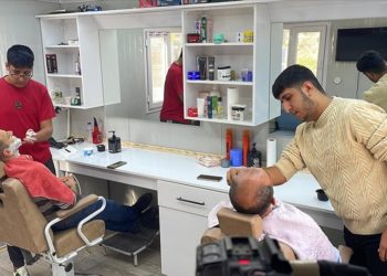 Hatay'da iki kardeş, depremzedeleri 7 aydır ücretsiz tıraş ediyor