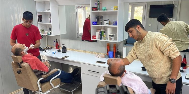 Hatay'da iki kardeş, depremzedeleri 7 aydır ücretsiz tıraş ediyor