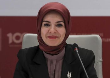 Kadınların ev ve iş hayatındaki rolleri arasında tercih yapma zorunluluğunun önüne geçmeyi planlıyoruz