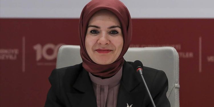 Kadınların ev ve iş hayatındaki rolleri arasında tercih yapma zorunluluğunun önüne geçmeyi planlıyoruz