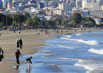 Samsun'da vatandaşlar güneşli havanın tadını çıkarıyor