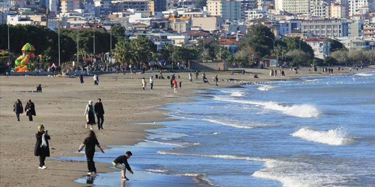 Samsun'da vatandaşlar güneşli havanın tadını çıkarıyor