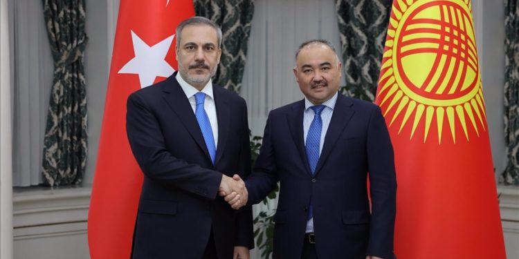 Dışişleri Bakanı Fidan, Kırgızistan Meclis Başkanı Şakiyev tarafından kabul edildi