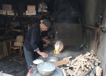 Tokatlı 80 yaşındaki kalay ustası, mesleğini 70 yıldır sürdürüyor