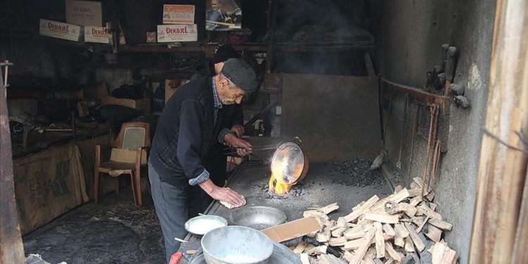 Tokatlı 80 yaşındaki kalay ustası, mesleğini 70 yıldır sürdürüyor