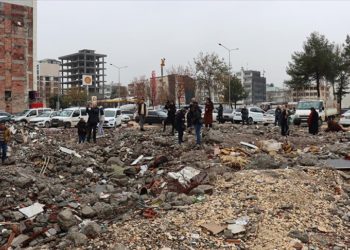 Depremlerde çocuklarını kaybeden aileler, Adıyaman'da yıkılan otelin enkazına çiçek bıraktı