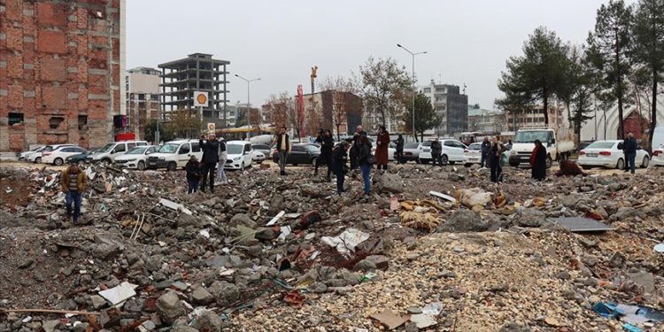 Depremlerde çocuklarını kaybeden aileler, Adıyaman'da yıkılan otelin enkazına çiçek bıraktı