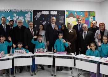 TBMM Başkanı Kurtulmuş, Bakü’deki Uluslararası Maarif Okullarını ziyaret etti