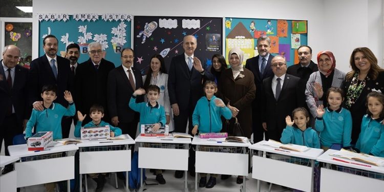 TBMM Başkanı Kurtulmuş, Bakü’deki Uluslararası Maarif Okullarını ziyaret etti