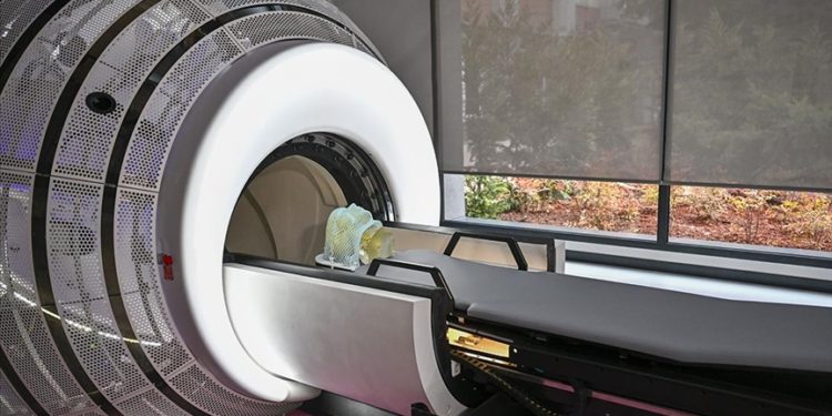 Türkiye'nin ilk robotik jiroskopik radyocerrahi cihazı hizmete alındı