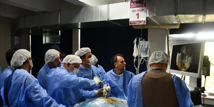 Bursa’da 23 ülkeden hekimler kadavra kursunda endoskopik omurga cerrahisini öğrendi