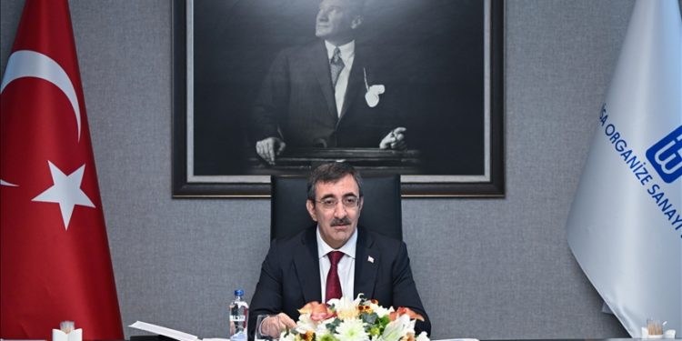 ‘Enflasyonla mücadele ederken büyümeyi de sürdürüyoruz, sürdüreceğiz’