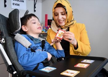 Beyin felci ve epilepsi hastası Yiğit Efe evde eğitimle gelişim gösteriyor