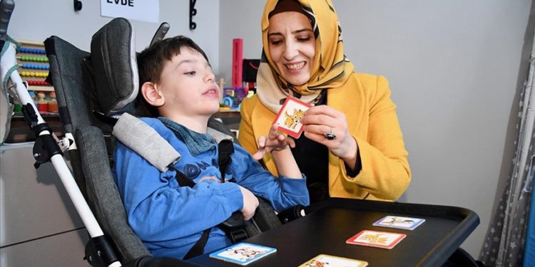 Beyin felci ve epilepsi hastası Yiğit Efe evde eğitimle gelişim gösteriyor