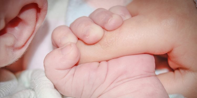 Bebeklerdeki kafa şekil bozukluğu sadece yatış pozisyonundan kaynaklanmayabilir