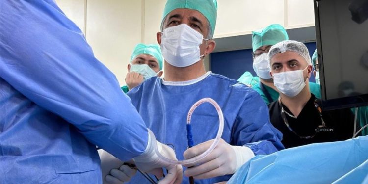 Erzurum’da düzenlenen “kapalı yöntemle yemek borusu ameliyatı” eğitimi sona erdi