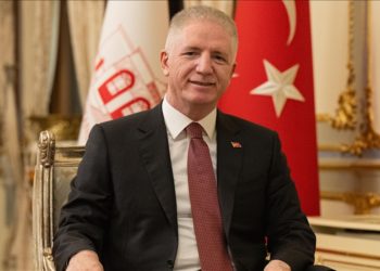 İstanbul Valisi Gül, kentteki hizmetleriyle gençleri sigaraya karşı koruyor