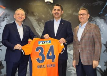 İBB Başkan adayı Kurum, Başakşehir Futbol Kulübü’nü ziyaret etti