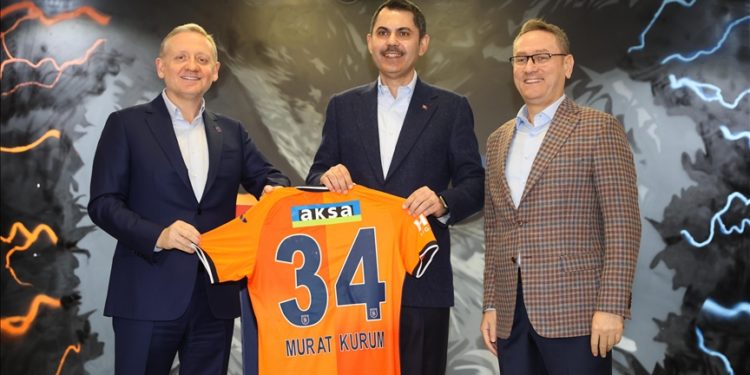 İBB Başkan adayı Kurum, Başakşehir Futbol Kulübü’nü ziyaret etti