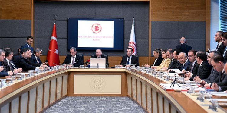 Enerji alanında düzenlemeler içeren kanun teklifi komisyonda kabul edildi
