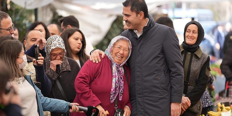 İBB Başkan adayı Kurum, Sarıyer'de pazar esnafını ziyaret etti