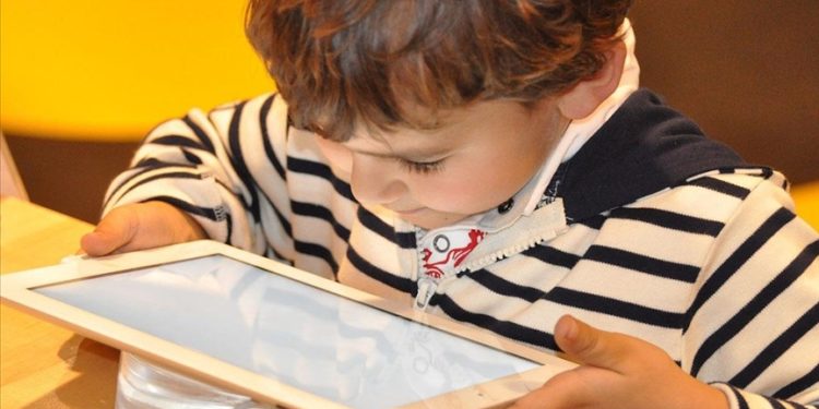 Teknoloji bağımlılığı çocukların uyku düzeni ve beslenme alışkanlıklarını olumsuz etkiliyor