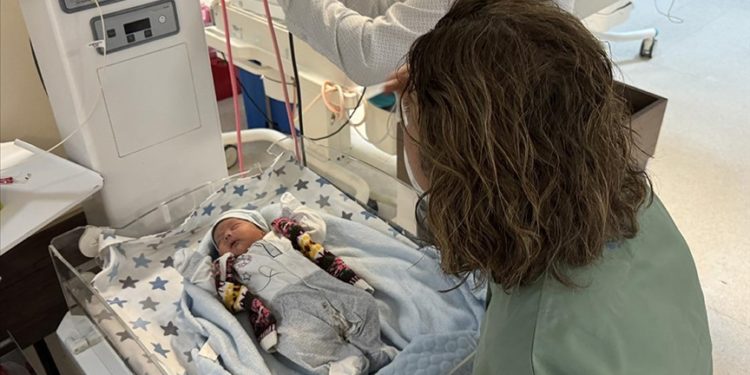Mustafa bebek anne karnında yapılan kan nakilleriyle yaşama tutundu