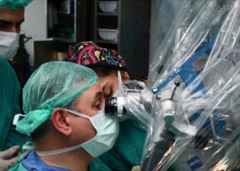 40 günlük Gürcü bebeğin gözündeki tümör Trabzon'da başarıyla alındı