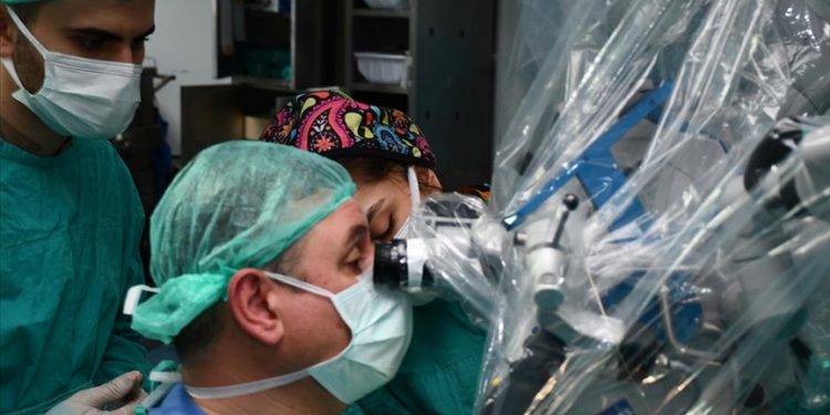 40 günlük Gürcü bebeğin gözündeki tümör Trabzon'da başarıyla alındı