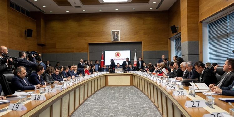 Emekli bayram ikramiyesini 3 bin liraya yükselten düzenlemeyi de içeren 8. Yargı Paketi Komisyonda kabul edildi