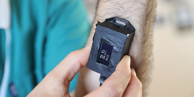 Anestezi profesörü KOSGEB desteğiyle “vücut ısısı takip ve ikaz cihazı” geliştirdi