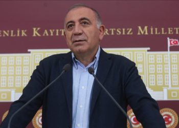 Eski CHP İstanbul Milletvekili Gürsel Tekin, partisinden istifa etti