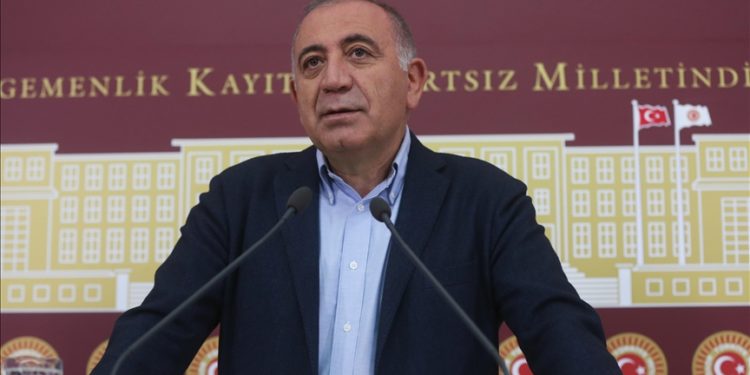 Eski CHP İstanbul Milletvekili Gürsel Tekin, partisinden istifa etti