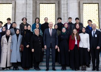 TBMM Başkanı Kurtulmuş, Meclis'i ziyaret eden öğrencilerle görüştü