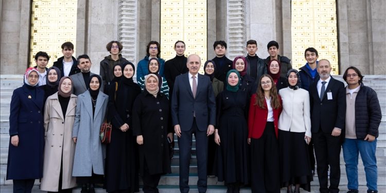TBMM Başkanı Kurtulmuş, Meclis'i ziyaret eden öğrencilerle görüştü
