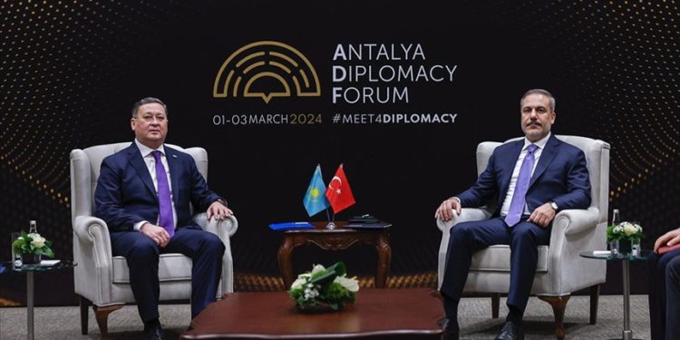 Dışişleri Bakanı Fidan, Kazak mevkidaşı Nurtleu ile Antalya'da görüştü