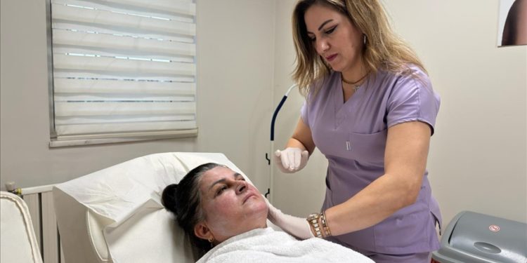 Yüzündeki lekeler kanser çıkan hasta erken teşhisle sağlığına kavuştu