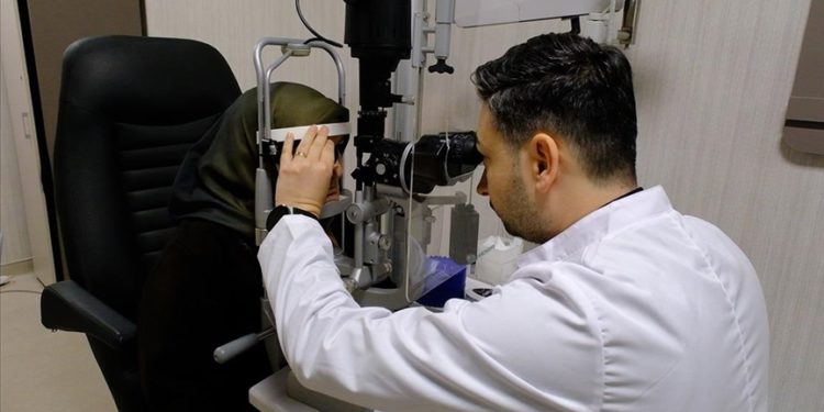 Şeker hastalığından görme kaybı yaşayan hasta, 13 yıl sonra ışığa kavuştu