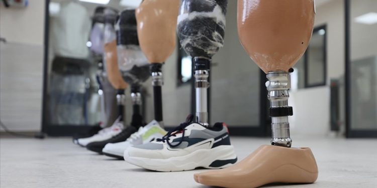 Gaziantep'teki Ortez-Protez Uygulama Merkezi depremzedelere umut olmaya devam ediyor