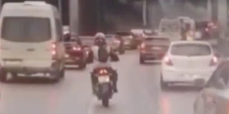 Bakan Koca, ambulans için trafiği açan motosiklet sürücüsünün görüntüsünü paylaştı