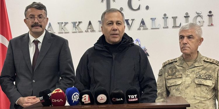 Gece gündüz demeden kolluk güçlerimizle ‘Türkiye’nin huzuru’ diye çıktık yollara