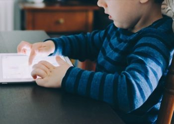 Ekran karşısında beslenme çocuklarda obezite riskini artırıyor