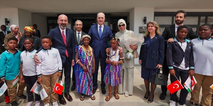 TBMM Başkanı Kurtulmuş, Fildişi Sahili'ndeki Uluslararası Maarif Okullarını ziyaret etti