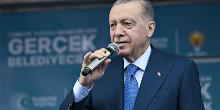 Türkiye Cumhuriyeti vatandaşı herkese hizmet etmek görevimizdir