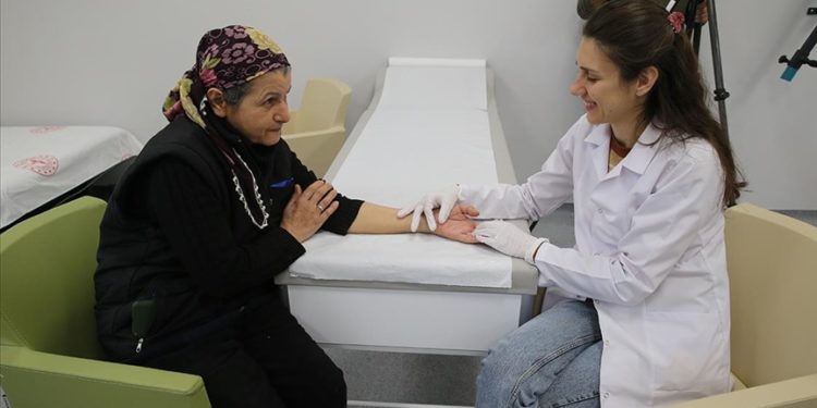 Hatay’da depremlerde yaralananlar fizik tedaviyle ayağa kalkmaya çalışıyor