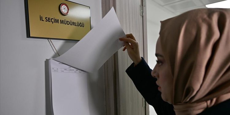 Ankara Büyükşehir Belediye Başkanlığı için 19 siyasi parti adayı ile 5 bağımsız aday yarışacak