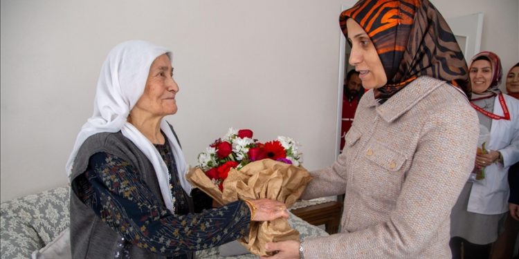 Malatya'da evde sağlık hizmetleri ekibinden 'Yaşlılar Haftası'nda moral ziyareti