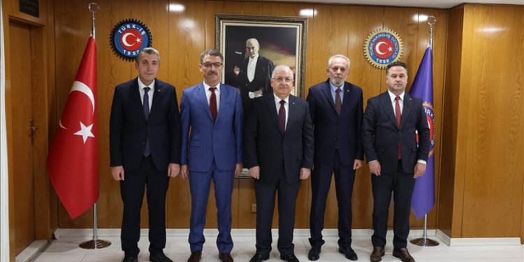 Milli Savunma Bakanı Güler'den Türk Harb-İş Sendikasına ziyaret